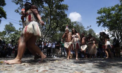 Indígenas de la Amazonia colombiana hacen una danza tradicional en la inauguración de la Zona Verde de la COP16, este lunes, en Cali (Colombia). EFE/ Ernesto Guzmán