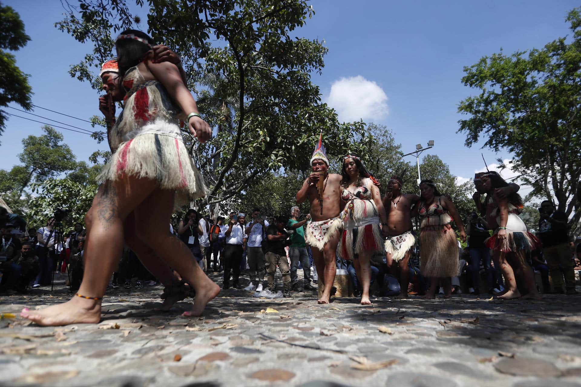 Indígenas de la Amazonia colombiana hacen una danza tradicional en la inauguración de la Zona Verde de la COP16, este lunes, en Cali (Colombia). EFE/ Ernesto Guzmán