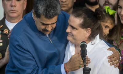 Fotografía del 20 de diciembre de 2023 del presidente de Venezuela, Nicolás Maduro (i), mientras recibe al empresario colombiano Alex Saab en el Palacio de Miraflores en Caracas (Venezuela). EFE/ Miguel Gutiérrez