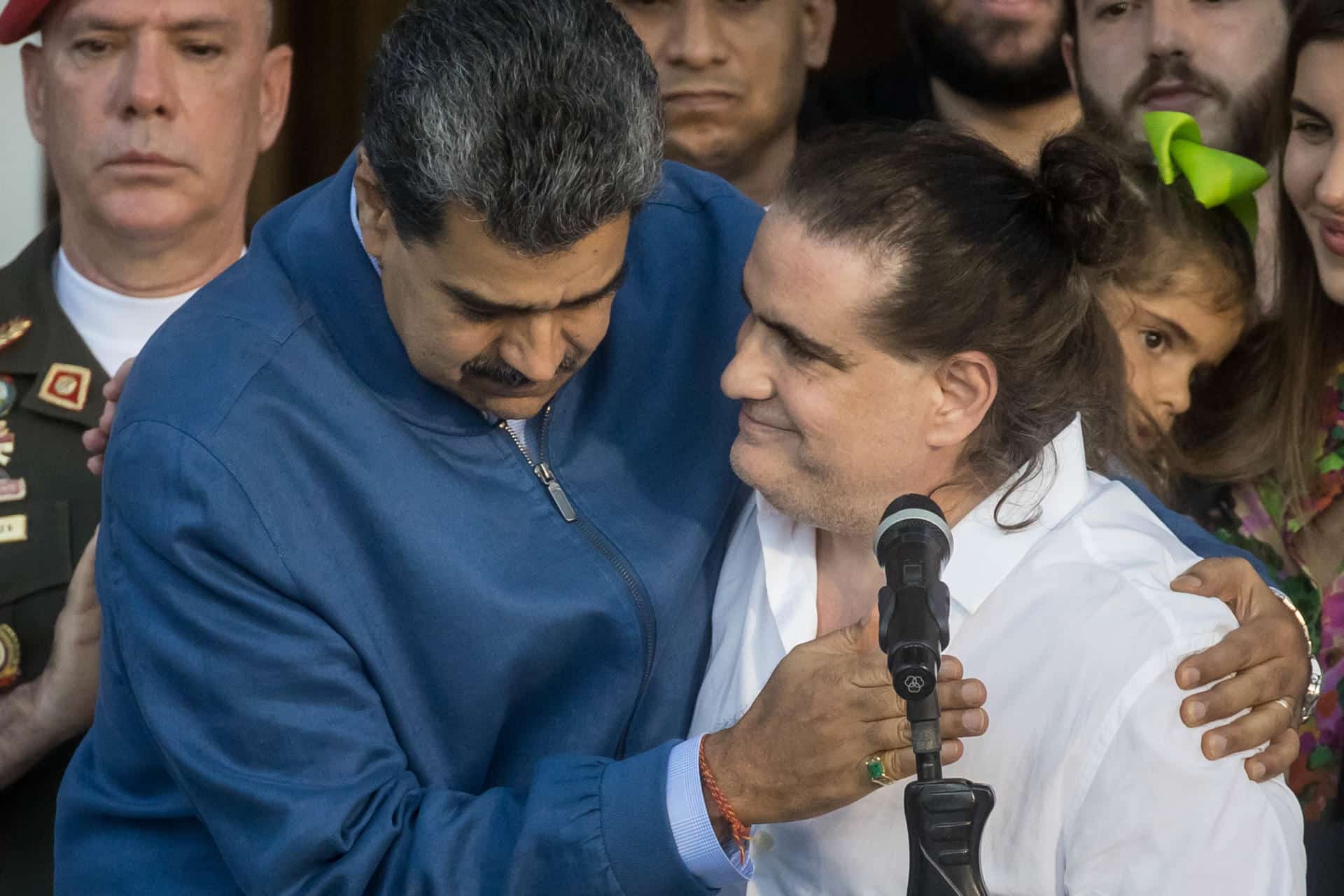 Fotografía del 20 de diciembre de 2023 del presidente de Venezuela, Nicolás Maduro (i), mientras recibe al empresario colombiano Alex Saab en el Palacio de Miraflores en Caracas (Venezuela). EFE/ Miguel Gutiérrez