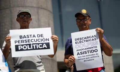 Imagen de archivo de personas que sostienen carteles durante una manifestación frente a la sede de la ONU en Caracas. EFE/ Ronald Peña R.