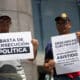 Imagen de archivo de personas que sostienen carteles durante una manifestación frente a la sede de la ONU en Caracas. EFE/ Ronald Peña R.