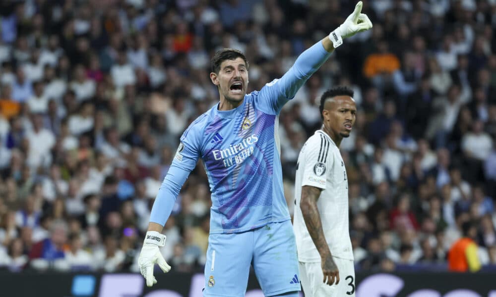 El guardameta belga del Real Madrid, Thibaut Courtois, durante el encuentro correspondiente a la fase regular de la Liga de Campeones entre Real Madrid y Borussia Dortmund, este martes en el estadio Santiago Bernabéu, en Madrid. EFE/ Kiko Huesca