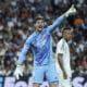 El guardameta belga del Real Madrid, Thibaut Courtois, durante el encuentro correspondiente a la fase regular de la Liga de Campeones entre Real Madrid y Borussia Dortmund, este martes en el estadio Santiago Bernabéu, en Madrid. EFE/ Kiko Huesca