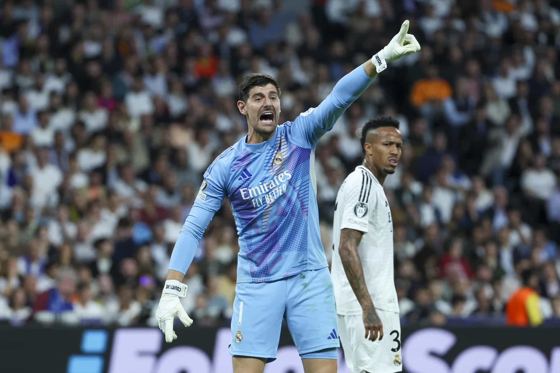 El guardameta belga del Real Madrid, Thibaut Courtois, durante el encuentro correspondiente a la fase regular de la Liga de Campeones entre Real Madrid y Borussia Dortmund, este martes en el estadio Santiago Bernabéu, en Madrid. EFE/ Kiko Huesca