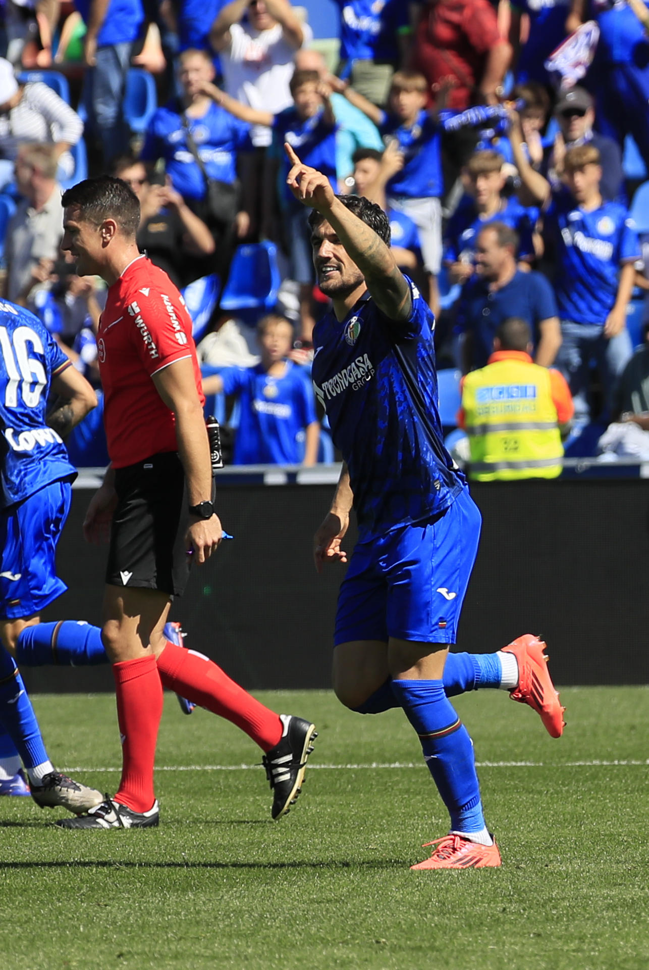 El centrocampista uruguayo del Getafe FC Mauro Arambarri celebra su gol ante el Deportivo Alavés en la LaLiga. EFE/ Fernando Alvarado