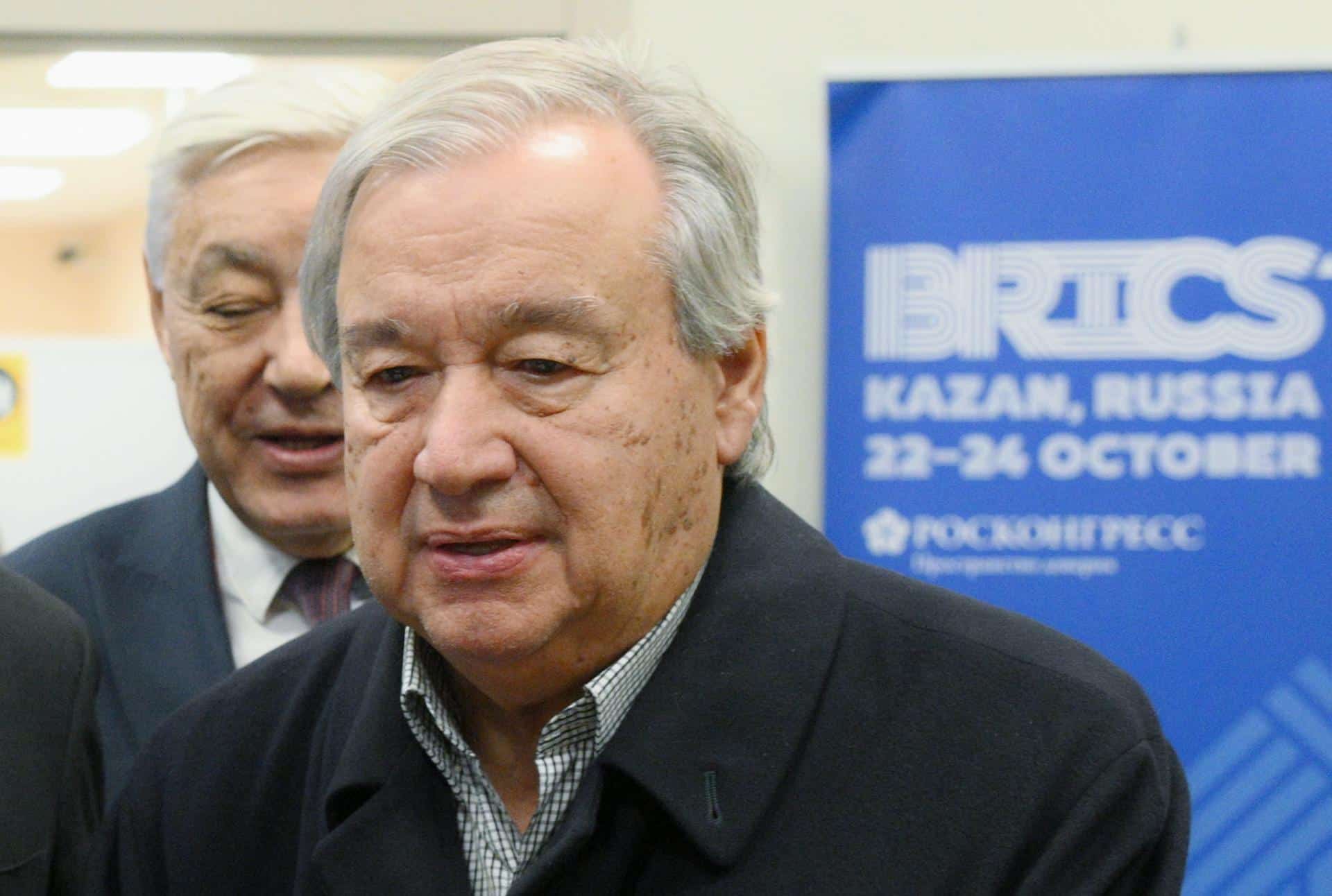 El secretario general de la ONU, Antonio Guterres, asiste a una ceremonia de bienvenida a su llegada al Aeropuerto Internacional de Kazán antes de la Cumbre BRICS en Kazán, Rusia, el 23 de octubre de 2024. EFE/EPA/Alexey Filippov / PHOTO HOST BRICS-RUSSIA2024.RU HANDOUT HANDOUT EDITORIAL USE ONLY/NO SALES