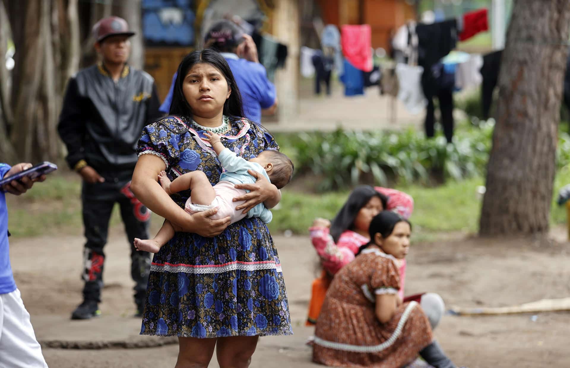 Fotografía de archivo que muestra mujeres indígenas embera mientras habitan el parque Nacional en Bogotá (Colombia). EFE/Mauricio Dueñas Castañeda