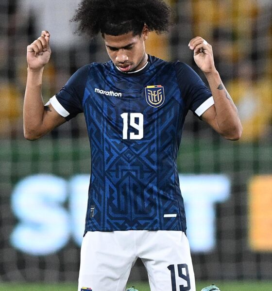 Fotografía de archivo del centrocampista del club Liga de Quito Marco Angulo durante un partido de la selección ecuatoriana. El jugador permanece hospitalizado con pronóstico reservado Quito a raíz de un accidente de tránsito registrado la madrugada de este lunes y que provocó la muerte de, al menos dos personas, entre estas otro futbolista. EFE/EPA/JAMES ROSS AUSTRALIA AND NEW ZEALAND OUT