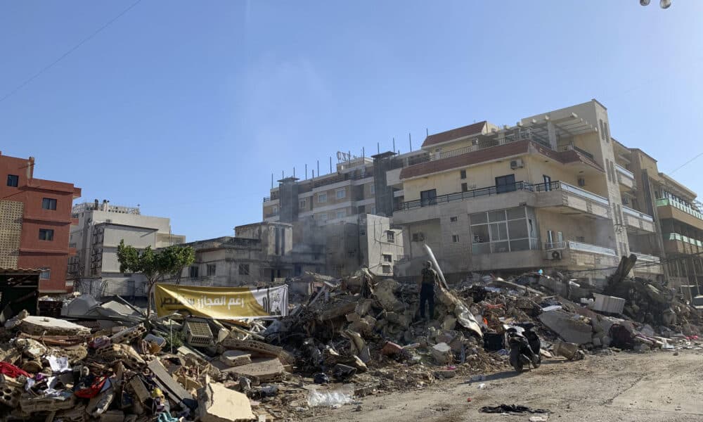 Vista de edificios bombardeados por Israel ayer lunes en Tiro, sur del Líbano, vistos hoy 29 de octubre. Según la Agencia Nacional de Noticias libanesa (ANN), cazas israelíes bombardearon ayer lunes un edificio residencial ubicado en el este de la localidad de Tiro, sin aportar más detalles. Precisamente, esta madrugada al menos cinco personas murieron y otras diez resultaron heridas en otro bombardeo israelí contra Tiro, según el Ministerio de Salud Pública libanés.El pasado 23 de octubre Israel ya ordenó, al igual que hoy, evacuar gran parte de la ciudad de Tiro, concentrándose en áreas donde, según un portavoz castrense, operaban los milicianos de Hizbulá.-EFE/ Noemí Jabois