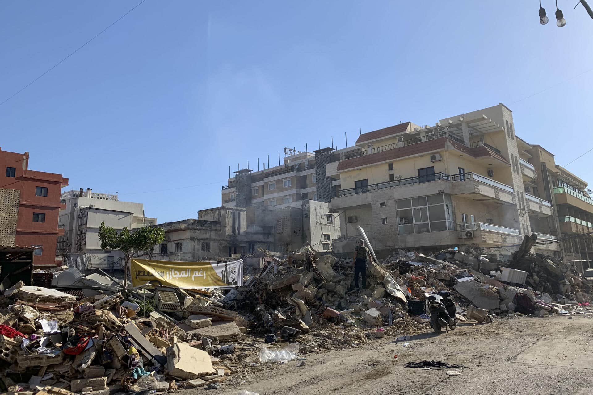 Vista de edificios bombardeados por Israel ayer lunes en Tiro, sur del Líbano, vistos hoy 29 de octubre. Según la Agencia Nacional de Noticias libanesa (ANN), cazas israelíes bombardearon ayer lunes un edificio residencial ubicado en el este de la localidad de Tiro, sin aportar más detalles. Precisamente, esta madrugada al menos cinco personas murieron y otras diez resultaron heridas en otro bombardeo israelí contra Tiro, según el Ministerio de Salud Pública libanés.El pasado 23 de octubre Israel ya ordenó, al igual que hoy, evacuar gran parte de la ciudad de Tiro, concentrándose en áreas donde, según un portavoz castrense, operaban los milicianos de Hizbulá.-EFE/ Noemí Jabois