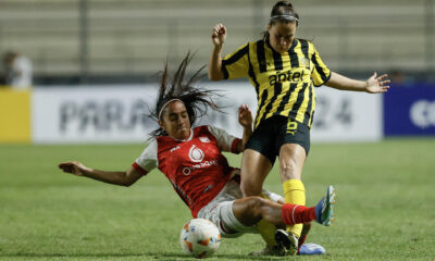 La jugadora de Peñarol Stephanie Tregartten (d) disputa este viernes el balón con  la defensora Mariana Zamorano de Santa Fe en el debut sin goles de ambos equipos en la Copa Libertadores cuyo partido se jugó en el estadio asunceno Arsenio Erico.  EFE/ Juan Pablo Pino