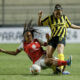 La jugadora de Peñarol Stephanie Tregartten (d) disputa este viernes el balón con  la defensora Mariana Zamorano de Santa Fe en el debut sin goles de ambos equipos en la Copa Libertadores cuyo partido se jugó en el estadio asunceno Arsenio Erico.  EFE/ Juan Pablo Pino