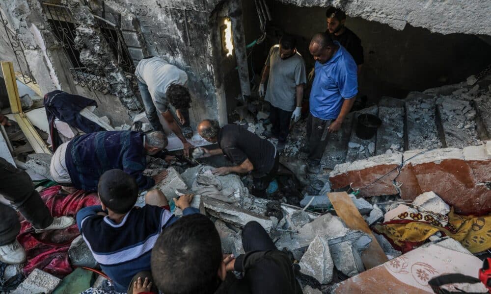 Palestinos buscan cadáveres y supervivientes entre los escombros de una casa destruida tras un ataque aéreo israelí en el campo de refugiados de Al Maghazi, en la Franja de Gaza, el 19 de octubre de 2024. EFE/EPA/MOHAMMED SABER