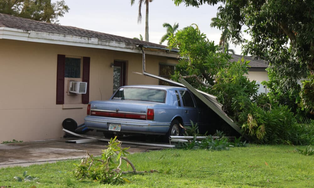 Fotografía de un vehículo afectado por el paso del Huracan Milton, este jueves en la ciudad de Fort Myers, en Florida (Estados Unidos). EFE/ Octavio Guzmán