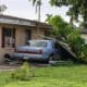 Fotografía de un vehículo afectado por el paso del Huracan Milton, este jueves en la ciudad de Fort Myers, en Florida (Estados Unidos). EFE/ Octavio Guzmán