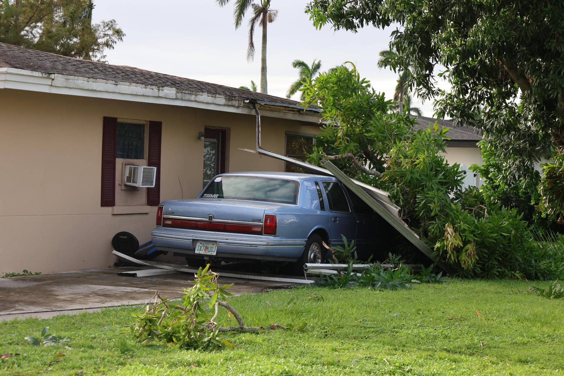 Fotografía de un vehículo afectado por el paso del Huracan Milton, este jueves en la ciudad de Fort Myers, en Florida (Estados Unidos). EFE/ Octavio Guzmán