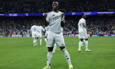 El delantero del Real Madrid Vinicius Jr. celebra su tercer gol, quinto del equipo blanco, durante el encuentro correspondiente a la fase regular de la Liga de Campeones entre Real Madrid y Borussia Dortmund en el estadio Santiago Bernabéu, en Madrid, en una foto de archivo. EFE/Kiko Huesca