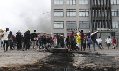 Manifestantes permanecen junto a neumáticos quemados mientras miembros de la policía mozambiqueña intentan dispersarlos para que no participen en las marchas pacíficas convocadas por el candidato presidencial Venancio Mondlane para repudiar el asesinato de dos simpatizantes, en Maputo, Mozambique, el 21 de octubre de 2024. 
 EFE/EPA/LUISA NHANTUMBO