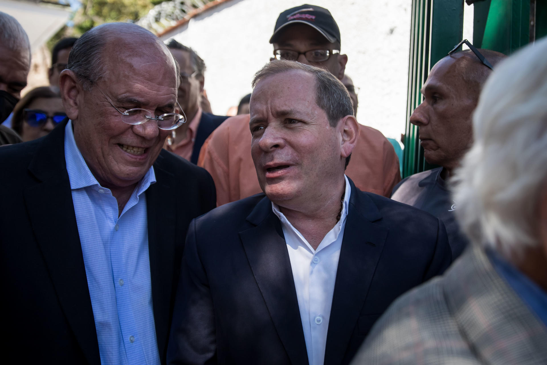 Fotografía de archivo del líder opositor Juan Guanipa Villalobos (c), durante un acto de calle de María Corina Machado, en Caracas (Venezuela). EFE/ Miguel Gutiérrez