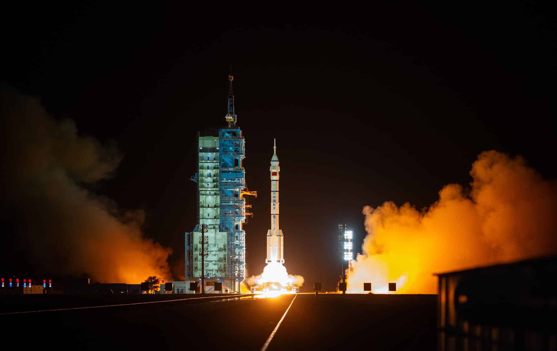 Lanzamiento de la nave espacial tripulada Shenzhou-19 cerca de Jiuquan, provincia de Gansu, China, el 30 de octubre de 2024. EFE/EPA/JESSICA LEE