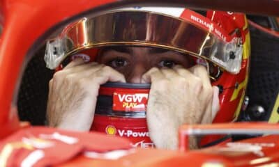 Carlos Sainz de España para el equipo Ferrari se baja el casco en boxes antes de la carrera Sprint en Austin, Texas, EE. UU.. EFE/EPA/JOHN MABANGLO