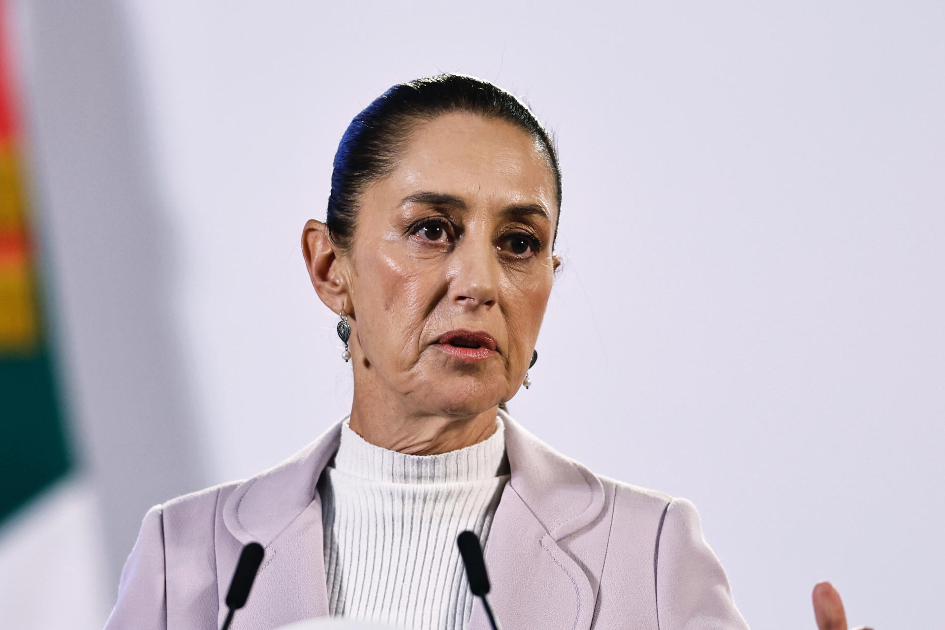 La presidenta de México Claudia Sheinbaum, habla este viernes durante su conferencia de prensa matutina en Palacio Nacional de la Ciudad de México (México). EFE/ Sáshenka Gutiérrez