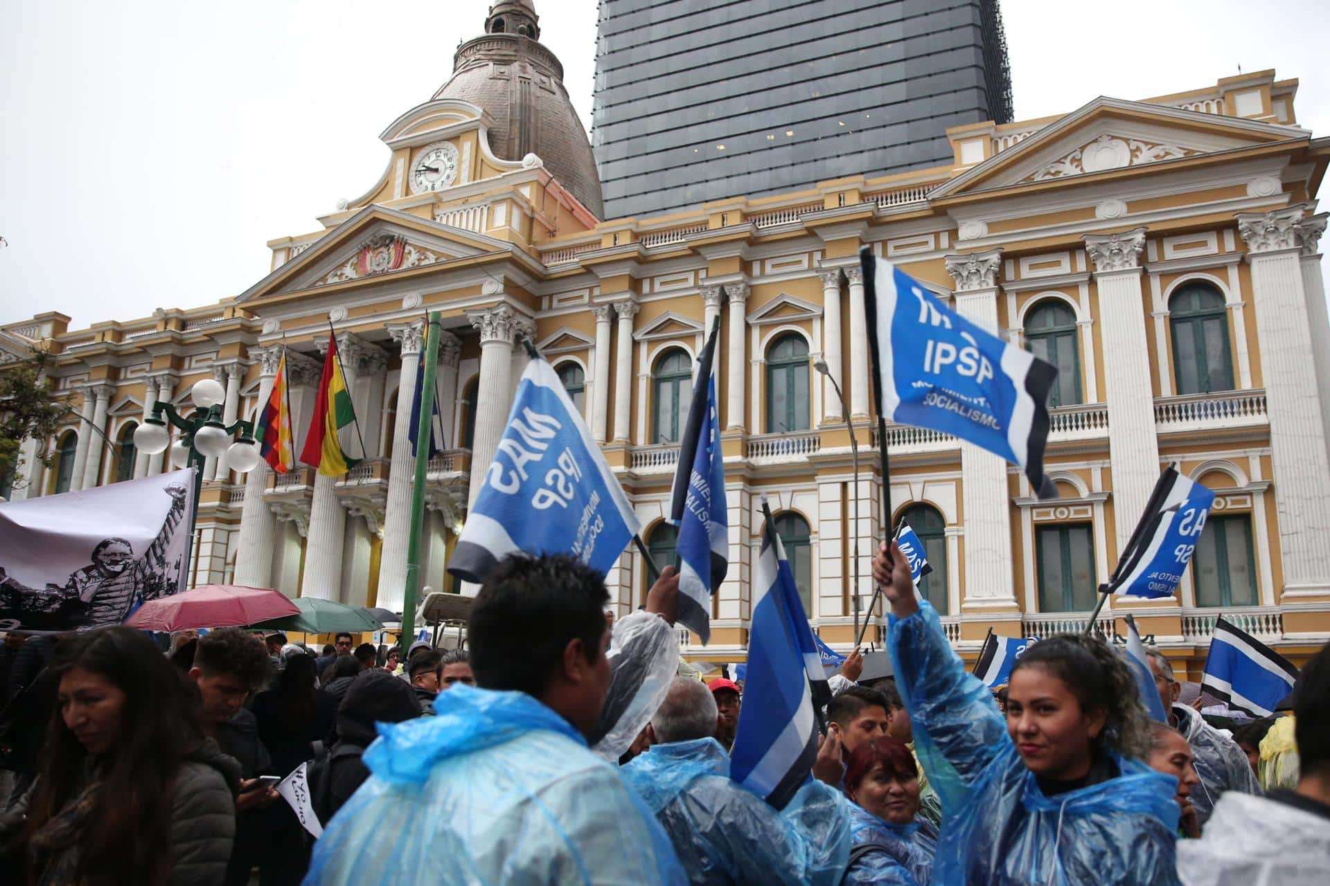 Fotografía de archivo del 6 de febrero de 2024 de seguidores del presidente de Bolivia Luis Arce mientras celebran la promulgación de la ley para elecciones judiciales, en la 'Casa Grande' en La Paz (Bolivia).EFE/ Luis Gandarillas