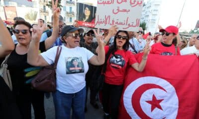 La gente participa en una protesta contra el presidente tunecino Kais Saied, organizada por miembros de grupos de la sociedad civil y partidos de oposición en Túnez, en Túnez, el 04 de octubre de 2024.EFE/EPA/MOHAMED MESSARA 64396