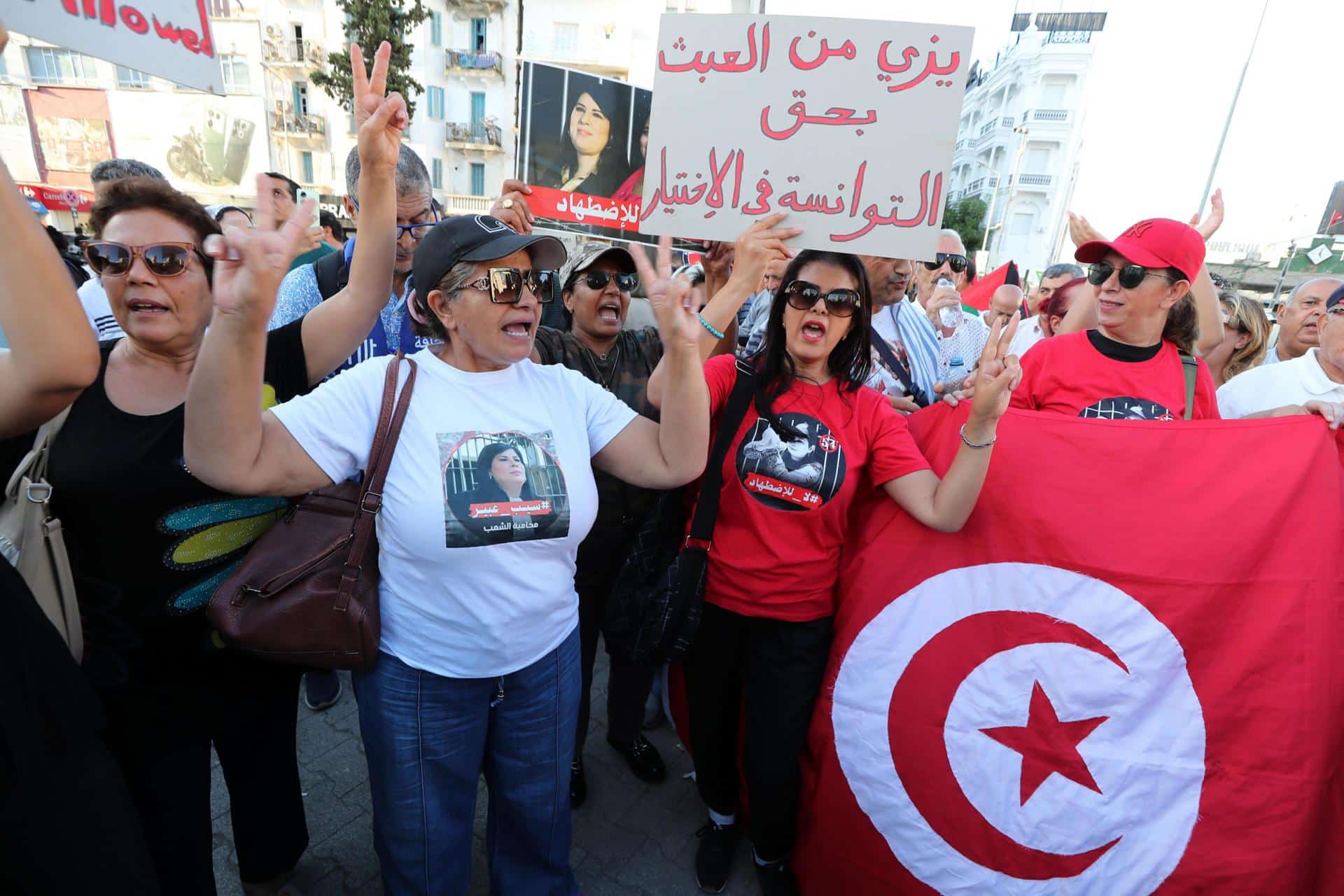 La gente participa en una protesta contra el presidente tunecino Kais Saied, organizada por miembros de grupos de la sociedad civil y partidos de oposición en Túnez, en Túnez, el 04 de octubre de 2024.EFE/EPA/MOHAMED MESSARA 64396