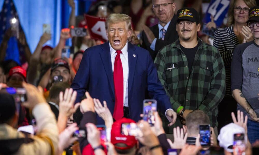 El expresidente de Estados Unidos y candidato republicano a la Casa Blanca, Donald Trump (centro), llega a un evento de campaña en el ayuntamiento en Lancaster, Pensilvania, EE. UU., el 20 de octubre de 2024. EFE/EPA/Jim Lo Scalzo