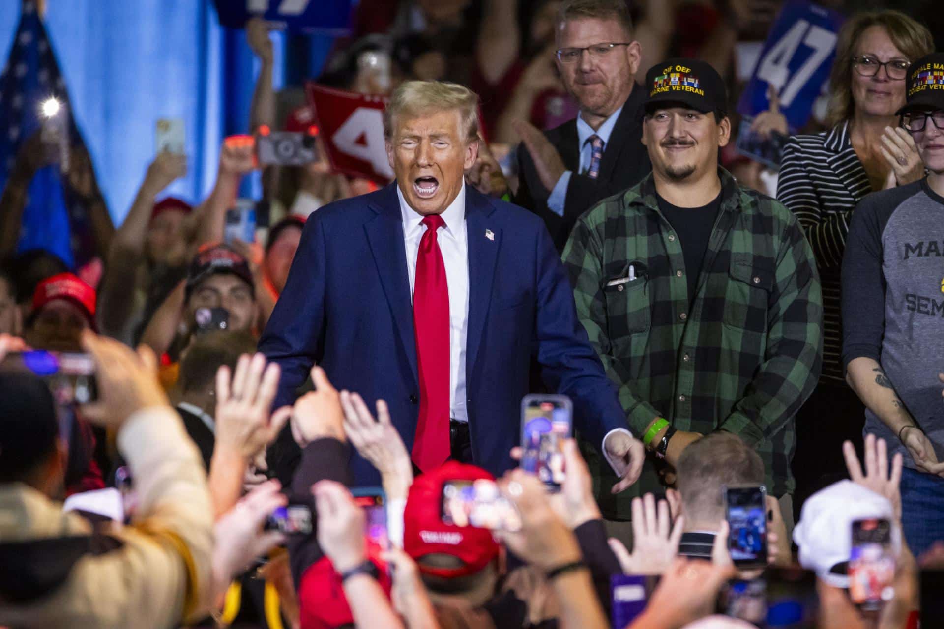 El expresidente de Estados Unidos y candidato republicano a la Casa Blanca, Donald Trump (centro), llega a un evento de campaña en el ayuntamiento en Lancaster, Pensilvania, EE. UU., el 20 de octubre de 2024. EFE/EPA/Jim Lo Scalzo