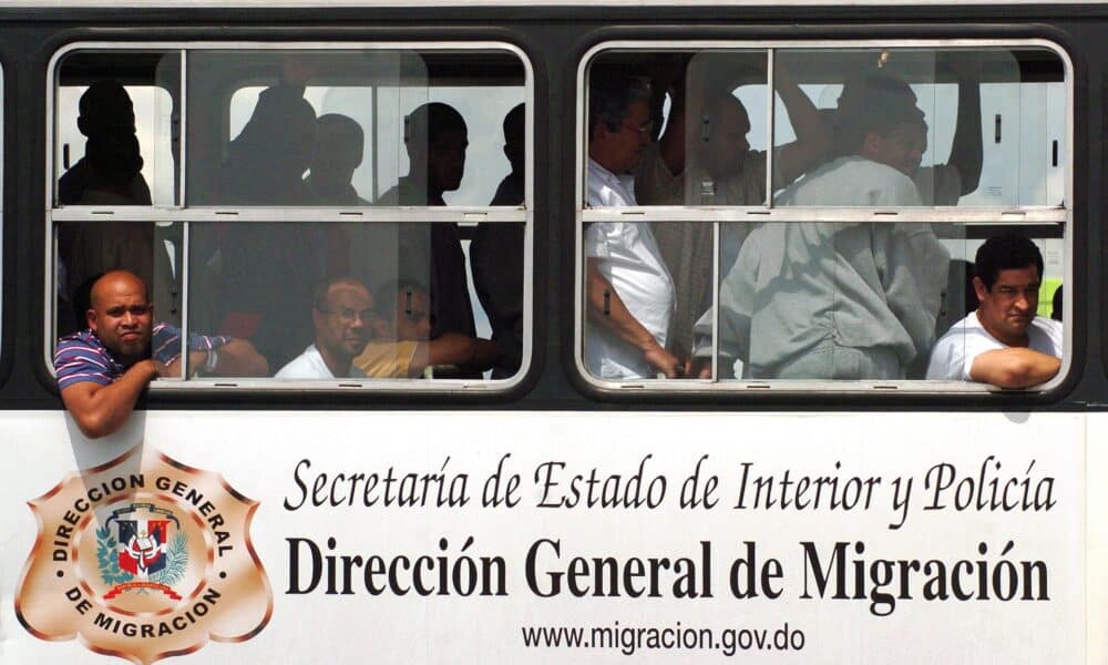 Imagen de migrantes dominicanos deportados en un autobús de la Dirección General de Migración dominicana. EFE/Orlando Barría