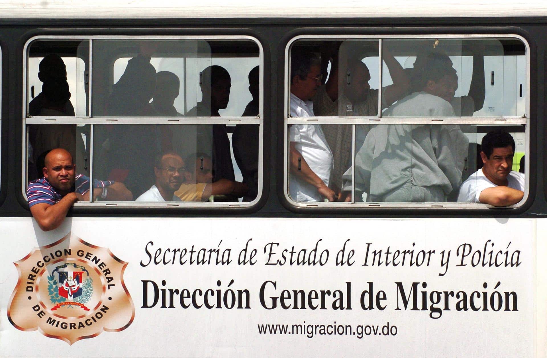 Imagen de migrantes dominicanos deportados en un autobús de la Dirección General de Migración dominicana. EFE/Orlando Barría