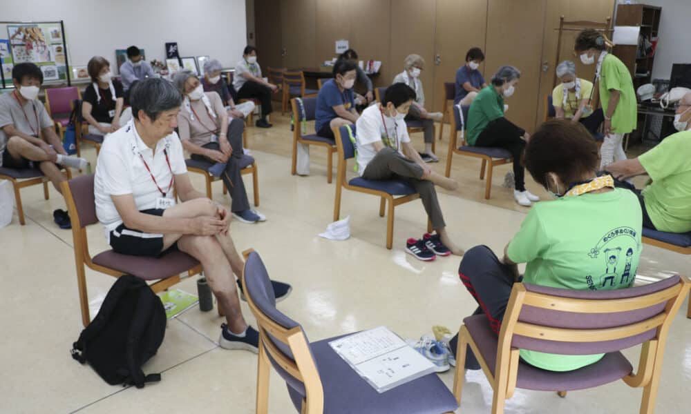 Las muertes solitarias de ancianos en Japón ascendieron a 40.000 solo en la primera mitad de 2024, una de las tantas consecuencias del aislamiento social que sufren las personas mayores y que un distrito tokiota busca combatir con una red de vigilancia donde participan, entre otros, repartidores de periódicos. Para el país asiático, el envejecimiento poblacional supone uno de sus mayores desafíos y de cara a las elecciones del 27 de octubre es una cuestión candente, definida como "emergencia silenciosa" por el primer ministro, Shigeru Ishiba, líder también de la formación favorita para ganar los comicios, el Partido Liberal Democrático (PLD). El sistema integra además un grupo de 104 voluntarios que visitan en sus hogares a los mayores que así lo solicitan (hasta ahora, 47 vecinos han pedido la vigilancia intensiva) para asegurarse de que todo transcurre con normalidad o, por el contrario, detectar problemas. EFE/ María Carcaboso Abrié