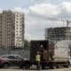 Fotografía de archivo en la que operarios trabajan en una obra de construcción de un en Moscú, Rusia. EFE/MAXIM SHIPENKOV