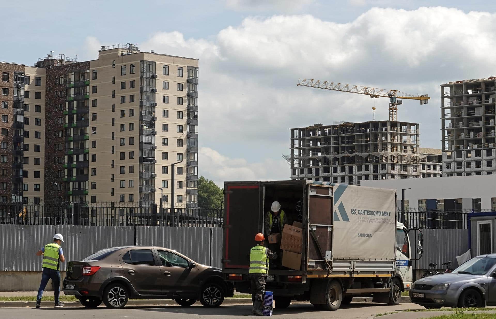 Fotografía de archivo en la que operarios trabajan en una obra de construcción de un en Moscú, Rusia. EFE/MAXIM SHIPENKOV