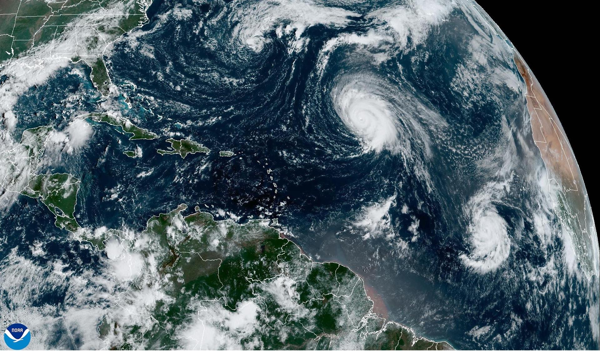 Fotografía satelital cedida este viernes por la Oficina Nacional de Administración Oceánica y Atmosférica (NOAA) a través del Centro Nacional de Huracanes (NHC) estadounidense donde se muestra la localización del huracán Kirk y la tormenta tropical Leslie en el Atlántico. EFE/NOAA-NHC /SOLO USO EDITORIAL /NO VENTAS /SOLO DISPONIBLE PARA ILUSTRAR LA NOTICIA QUE ACOMPAÑA /CRÉDITO OBLIGATORIO