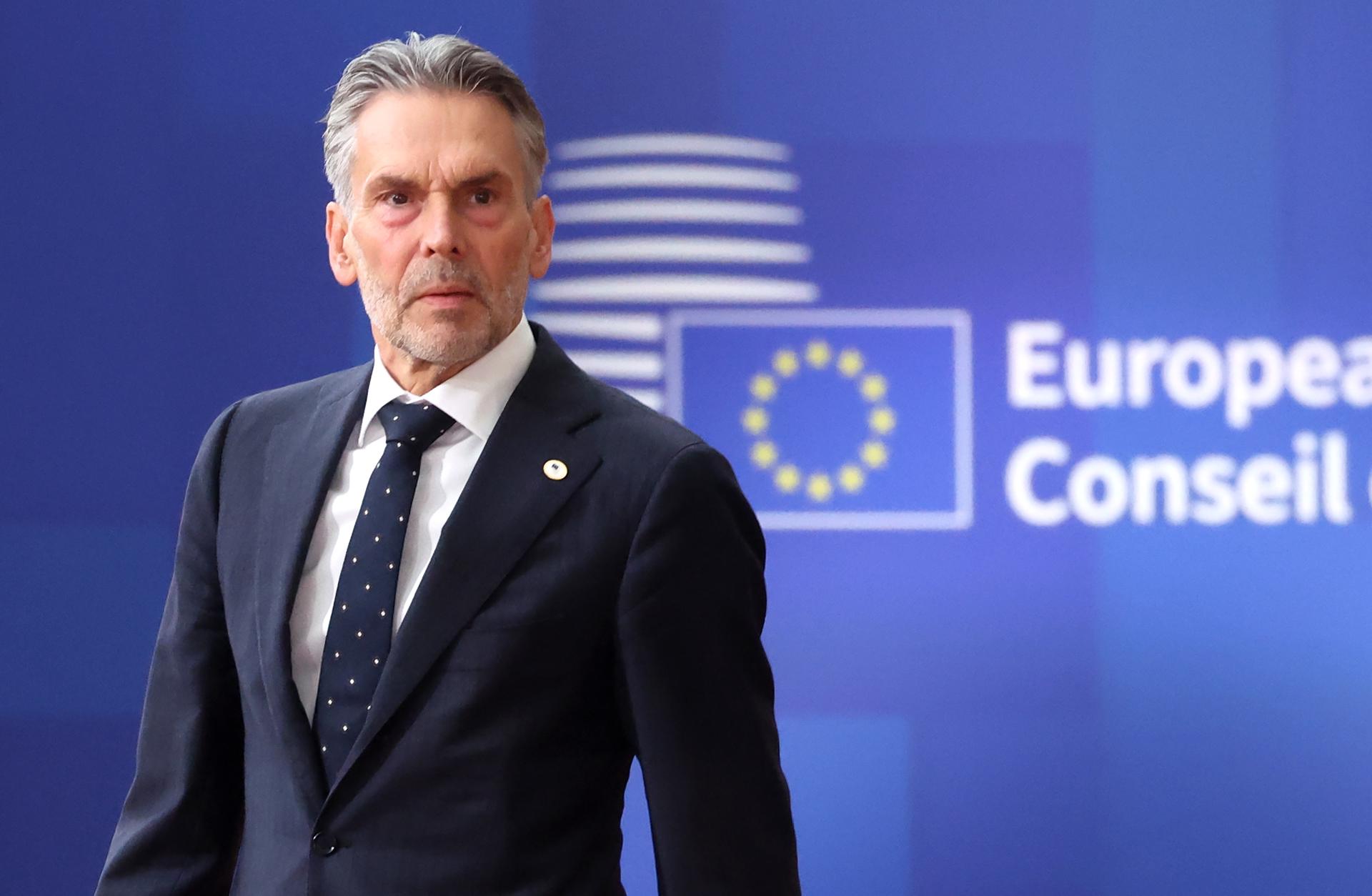 El primer ministro neerlandés, Dick Schoof, llega a la cumbre del Consejo Europeo en Bruselas, el 17 de octubre de 2024. EFE/EPA/CHRISTOPHER NEUNDORF