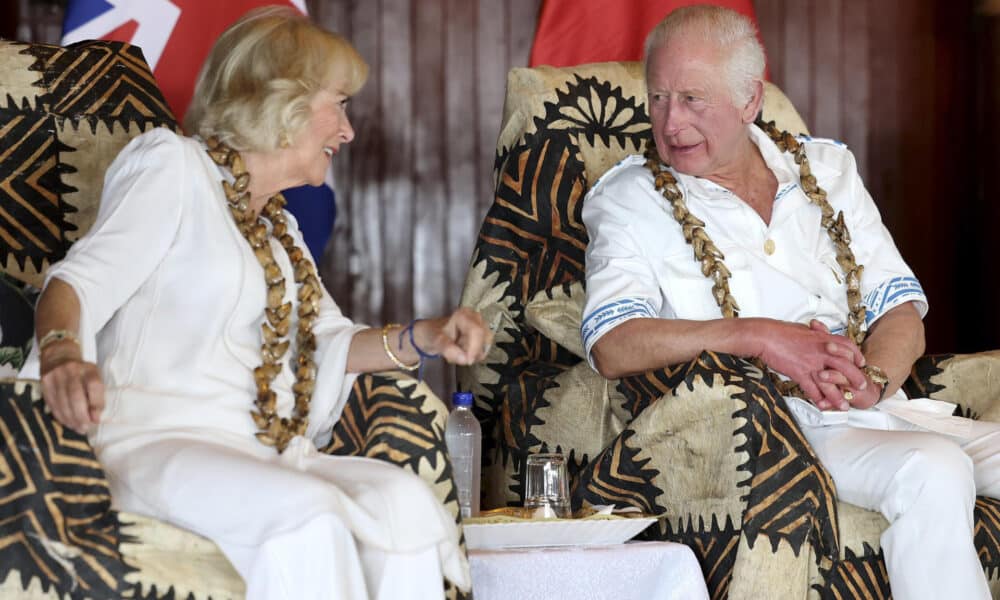 El rey Carlos III del Reino Unido (derecha) y su esposa, Camila (izquierda), se encuentran en Samoa, donde participarán mañana en la cumbre de la Mancomunidad de Naciones (Commonwealth). EFE/ X / The Royal Family***SOLO USO EDITORIAL/SOLO DISPONIBLE PARA ILUSTRAR LA NOTICIA QUE ACOMPAÑA (CRÉDITO OBLIGATORIO)***