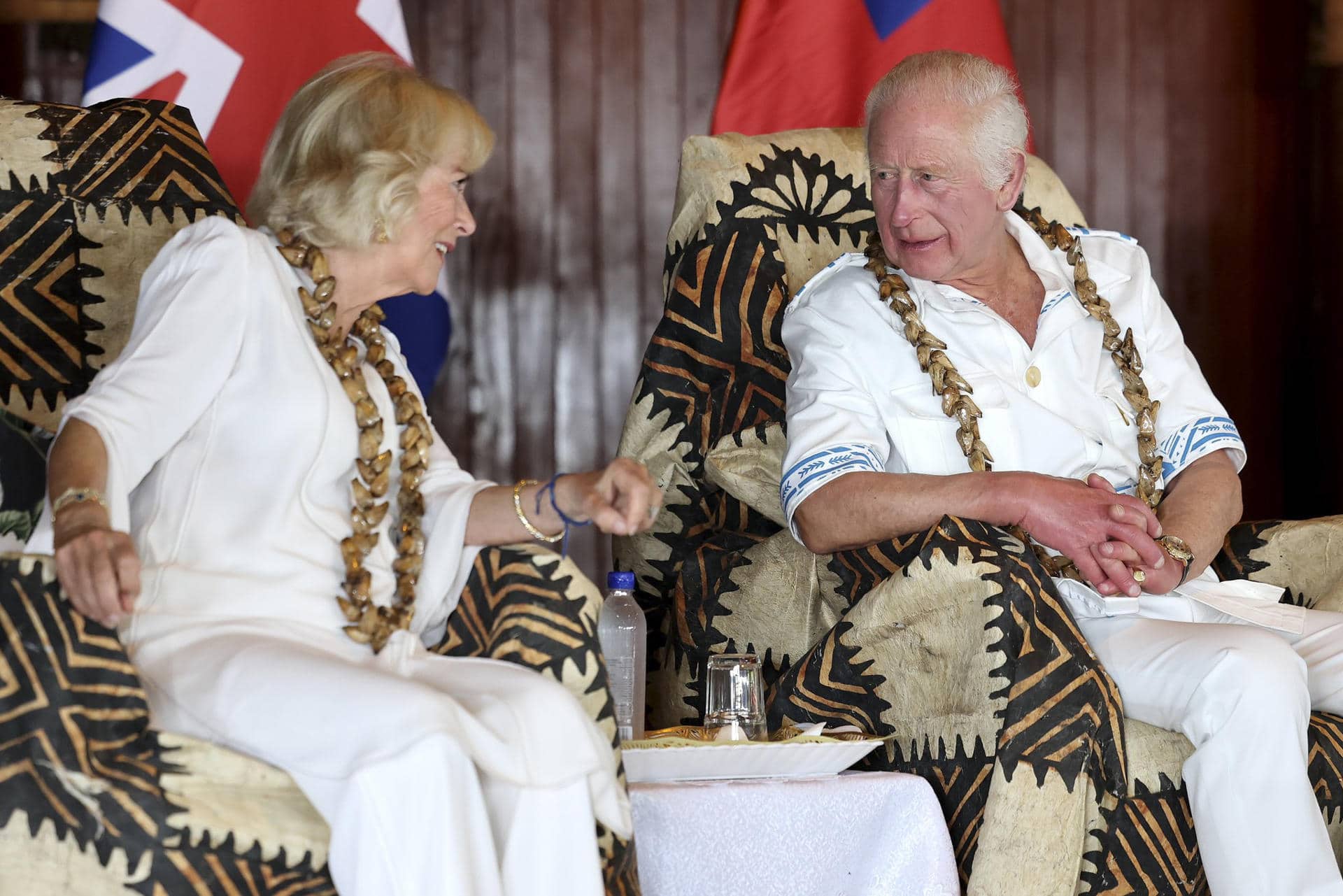 El rey Carlos III del Reino Unido (derecha) y su esposa, Camila (izquierda), se encuentran en Samoa, donde participarán mañana en la cumbre de la Mancomunidad de Naciones (Commonwealth). EFE/ X / The Royal Family***SOLO USO EDITORIAL/SOLO DISPONIBLE PARA ILUSTRAR LA NOTICIA QUE ACOMPAÑA (CRÉDITO OBLIGATORIO)***