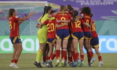 Jugadoras de España celebra al final de un partido del grupo B de la Copa Mundial Femenina sub-17 entre las selecciones de España y Corea del Sur en el estadio de Olímpico Félix Sánchez en Santo Domingo (República Dominicana). EFE/ Orlando Barría