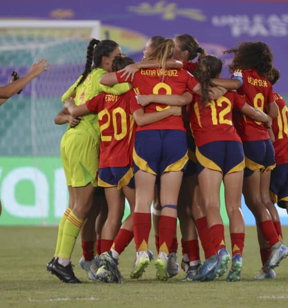 Jugadoras de España celebra al final de un partido del grupo B de la Copa Mundial Femenina sub-17 entre las selecciones de España y Corea del Sur en el estadio de Olímpico Félix Sánchez en Santo Domingo (República Dominicana). EFE/ Orlando Barría