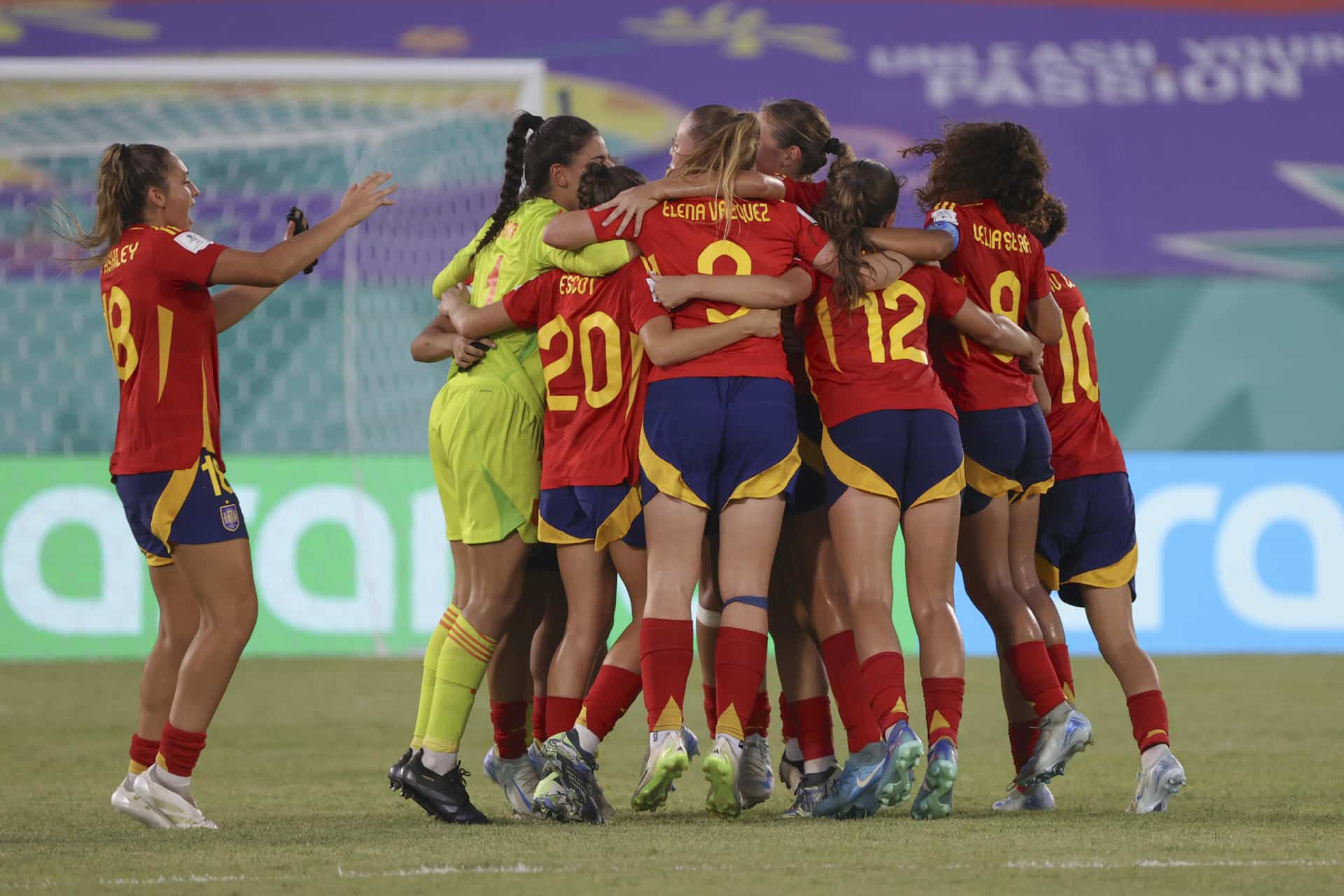 Jugadoras de España celebra al final de un partido del grupo B de la Copa Mundial Femenina sub-17 entre las selecciones de España y Corea del Sur en el estadio de Olímpico Félix Sánchez en Santo Domingo (República Dominicana). EFE/ Orlando Barría