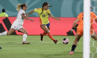 Lena Anne Tusche (c) de Colombia disputa un balón con Katharine Lillian Scott de los Estados Unidos este sábado, en un partido del grupo B de la Copa Mundial Femenina sub-17. EFE/ Orlando Barria