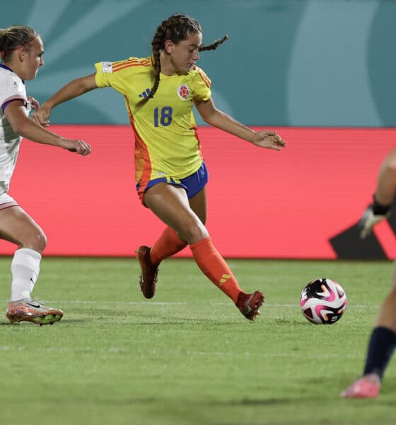 Lena Anne Tusche (c) de Colombia disputa un balón con Katharine Lillian Scott de los Estados Unidos este sábado, en un partido del grupo B de la Copa Mundial Femenina sub-17. EFE/ Orlando Barria