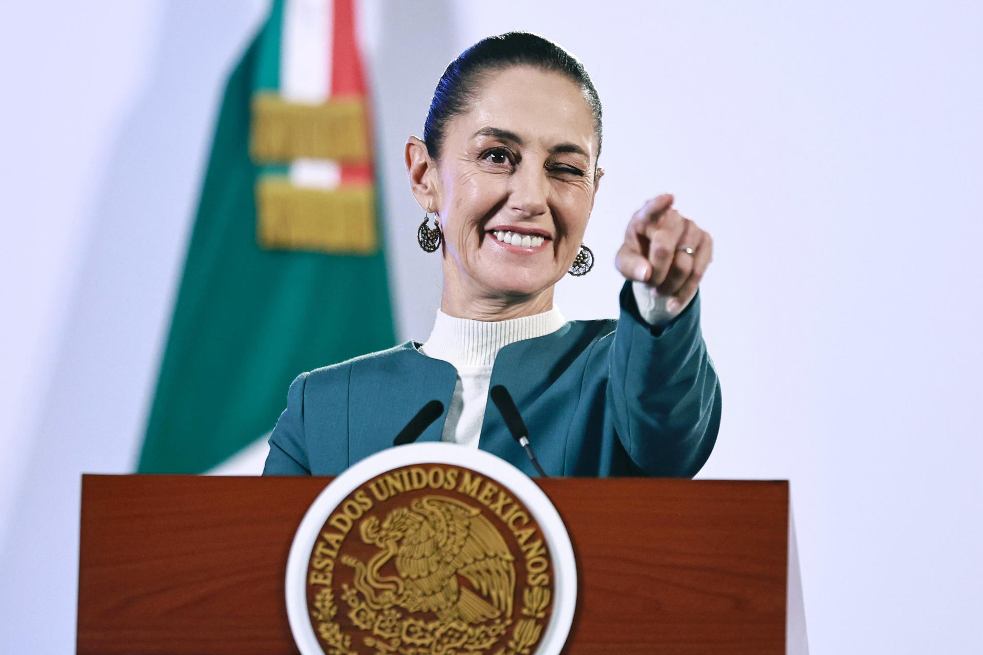 La presidenta de México Claudia Sheinbaum, habla este jueves, durante una conferencia de prensa en Palacio Nacional de la Ciudad de México (México). EFE/ Sáshenka Gutiérrez