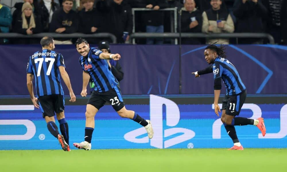 El jugador del Atalanta Ademola Lookman (d) celebra el 0-2 durante el partido de la UEFA Champions League que han jugado Shakhtar Donetsk yAtalanta en Gelsenkirchen, Alemania. EFE/EPA/CHRISTOPHER NEUNDORF