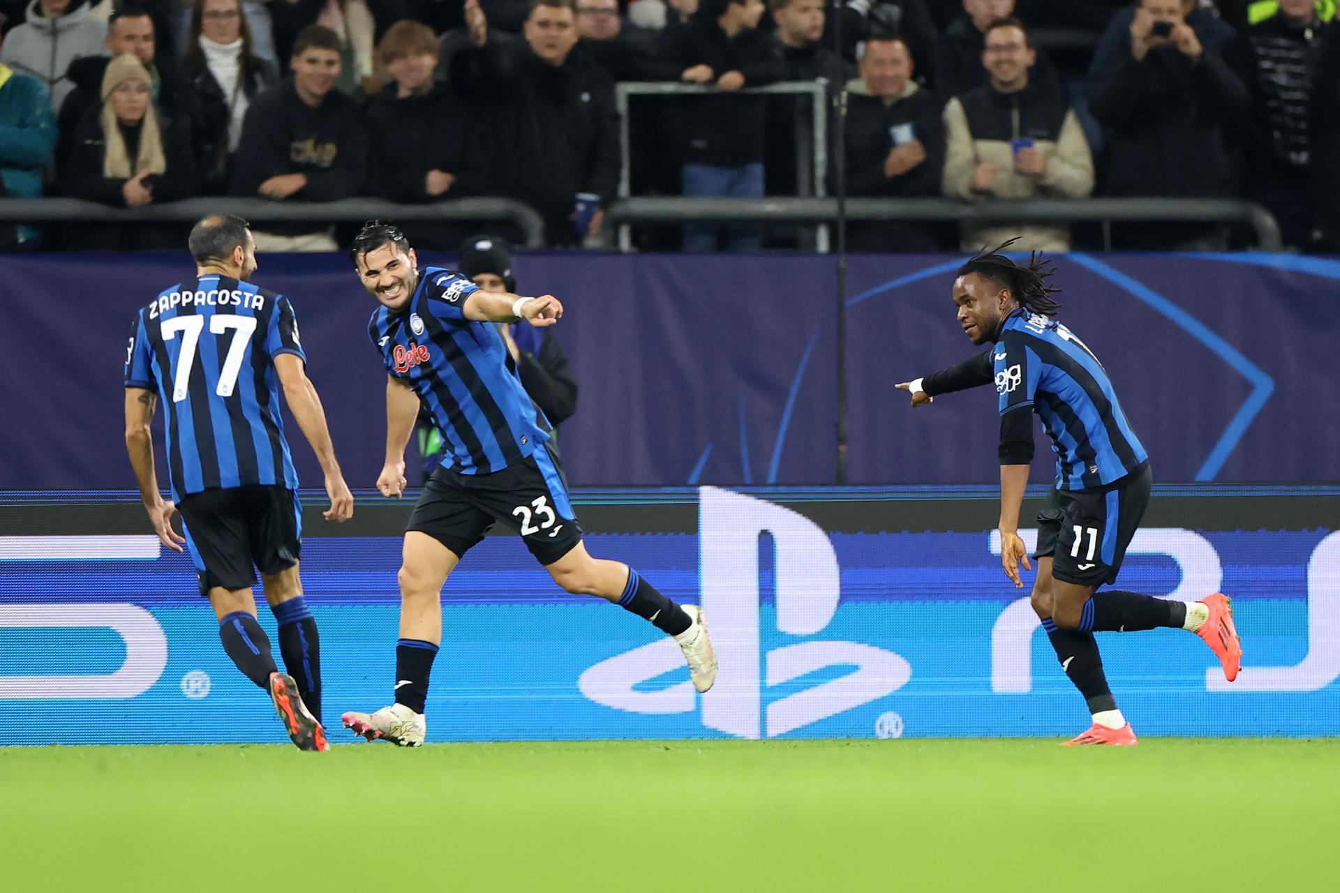 El jugador del Atalanta Ademola Lookman (d) celebra el 0-2 durante el partido de la UEFA Champions League que han jugado Shakhtar Donetsk yAtalanta en Gelsenkirchen, Alemania. EFE/EPA/CHRISTOPHER NEUNDORF