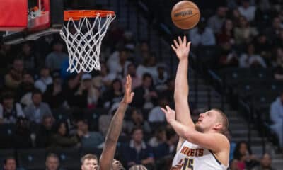 Nikola Jokic de los Denver Nuggets lanza a canasta ante los Brooklyn Nets. EFE/ Angel Colmenares